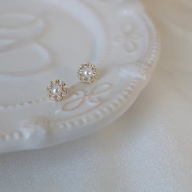 Boucles d’Oreilles Clous en Or 14K – Zircon & Perle – Bijou Luxe pour Femme